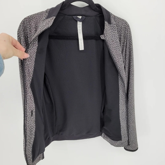 LULULEMON Hit it Frozen fizz white black bomber windbreaker Jacket  size 4 - Picture 8 of 10